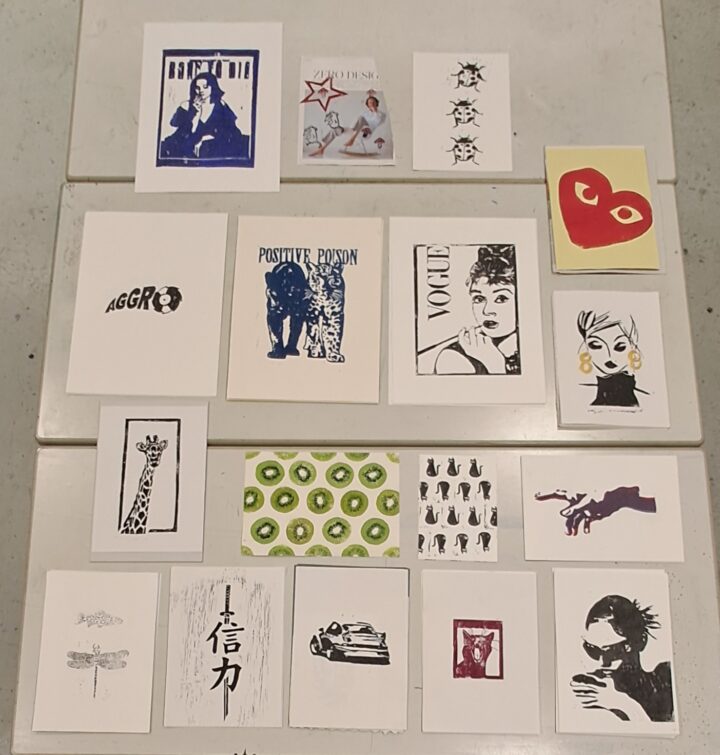 Auswahl der im Unterricht entstandenen Linoldrucke im Fach KüPra (2025/26)