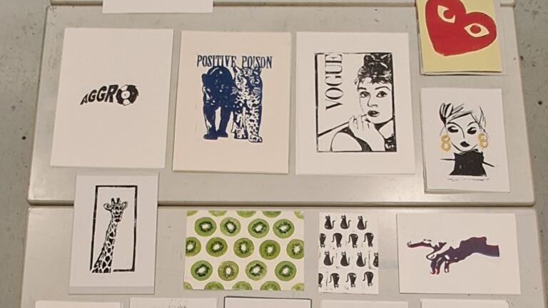 Auswahl der im Unterricht entstandenen Linoldrucke im Fach KüPra (2025/26)