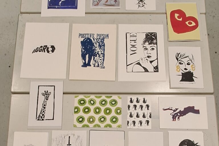 Auswahl der im Unterricht entstandenen Linoldrucke im Fach KüPra (2025/26)