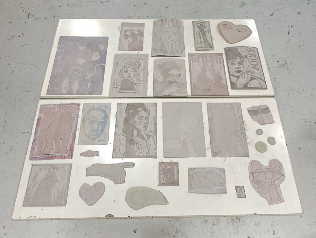 Druckstöcke, welche zunächst gefertigt wurden, im Fach KüPra (2025/26)