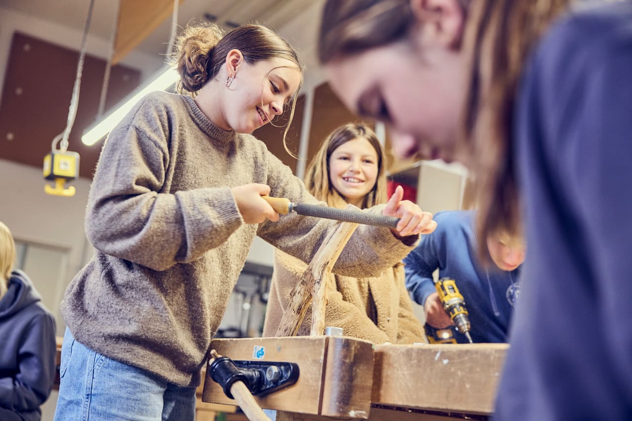 Schülerinnen und Schüler lernen handwerkliche Fähigkeiten
