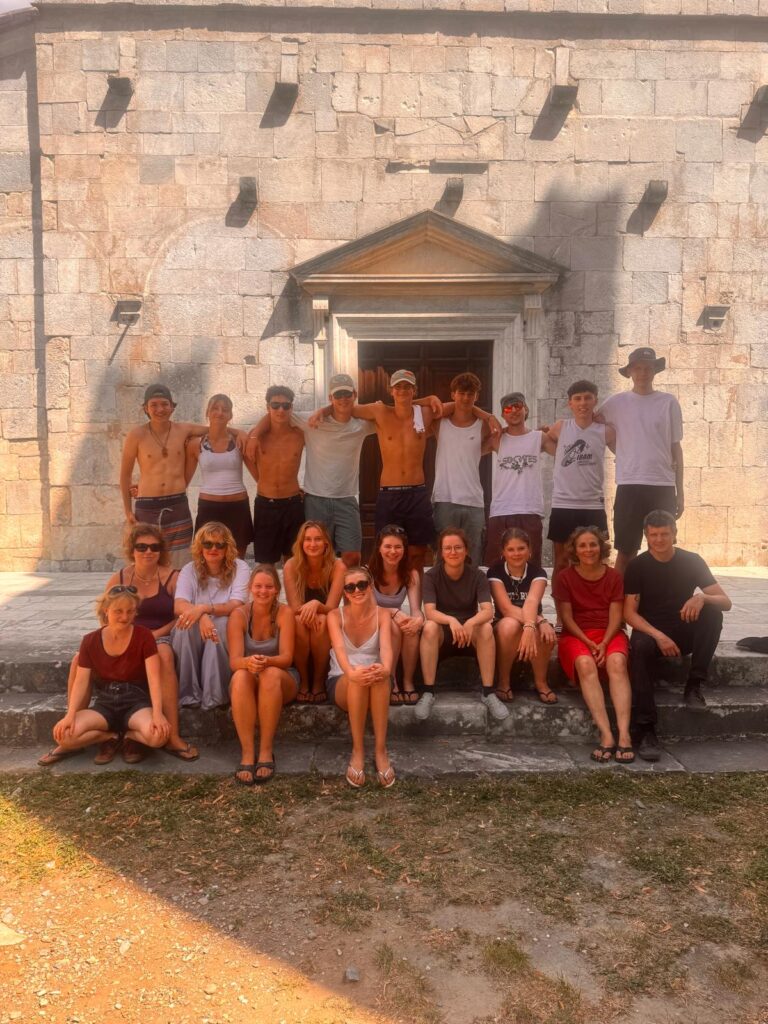 Gruppenfoto: Steinbildhauer-Symposium und Kunstfahrt der Freien Waldorfschule Isartal in Geretsried (12. Klasse, 2025/2026)