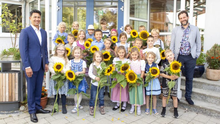 Erstklässler mit ihren Lehrern an der Waldorfschule Isartal