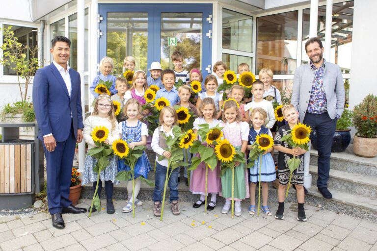 Erstklässler mit ihren Lehrern an der Waldorfschule Isartal